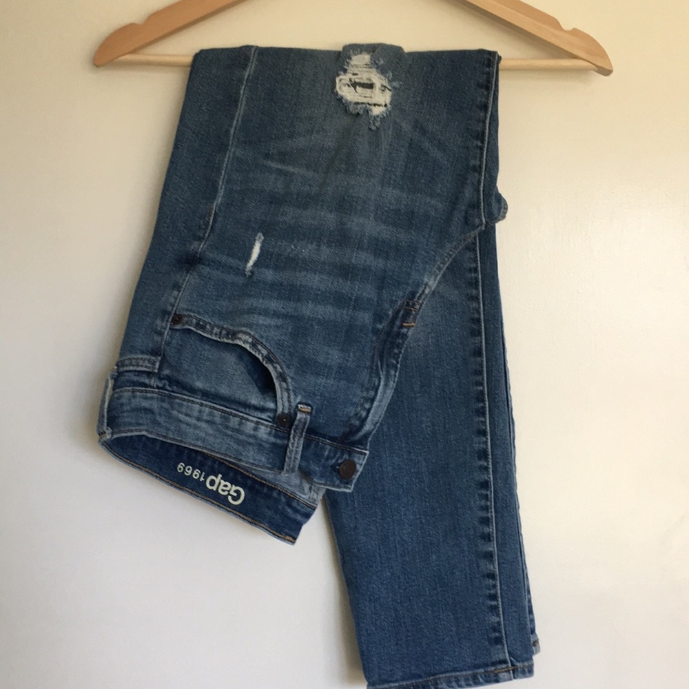 GAP Girlfriend Vintage Mid-Rise Medium Indigo Distressed Jeans, 30r ❤️